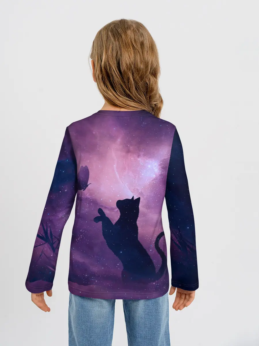 Детский лонгслив / Кошка играет с бабочкой