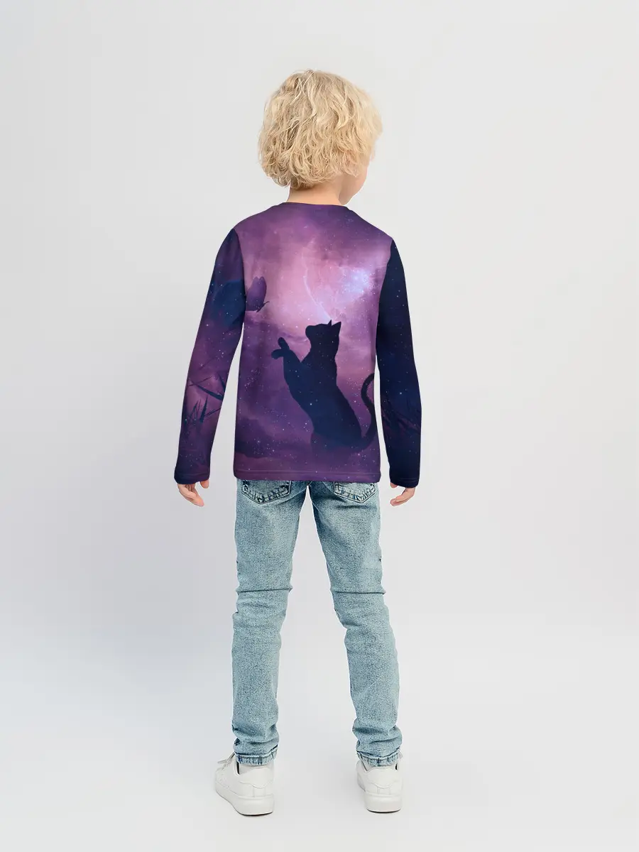 Детский лонгслив / Кошка играет с бабочкой