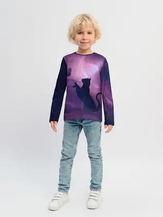 Детский лонгслив / Кошка играет с бабочкой