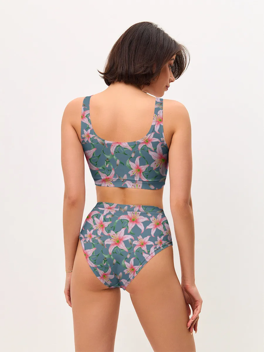 Женские топ и трусы / Лилии на сером фоне