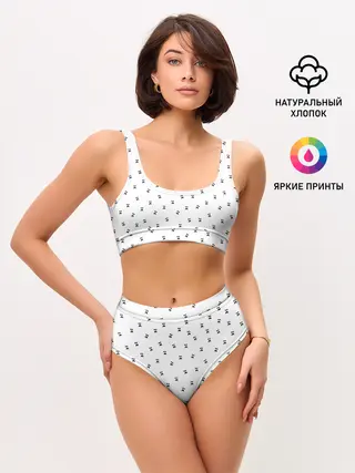 Женские топ и трусы / Нахмурившееся лицо