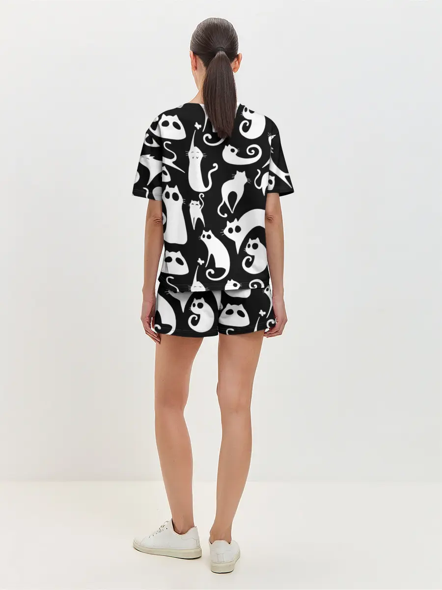 Женская пижама с шортами / Белые коты на черном фоне