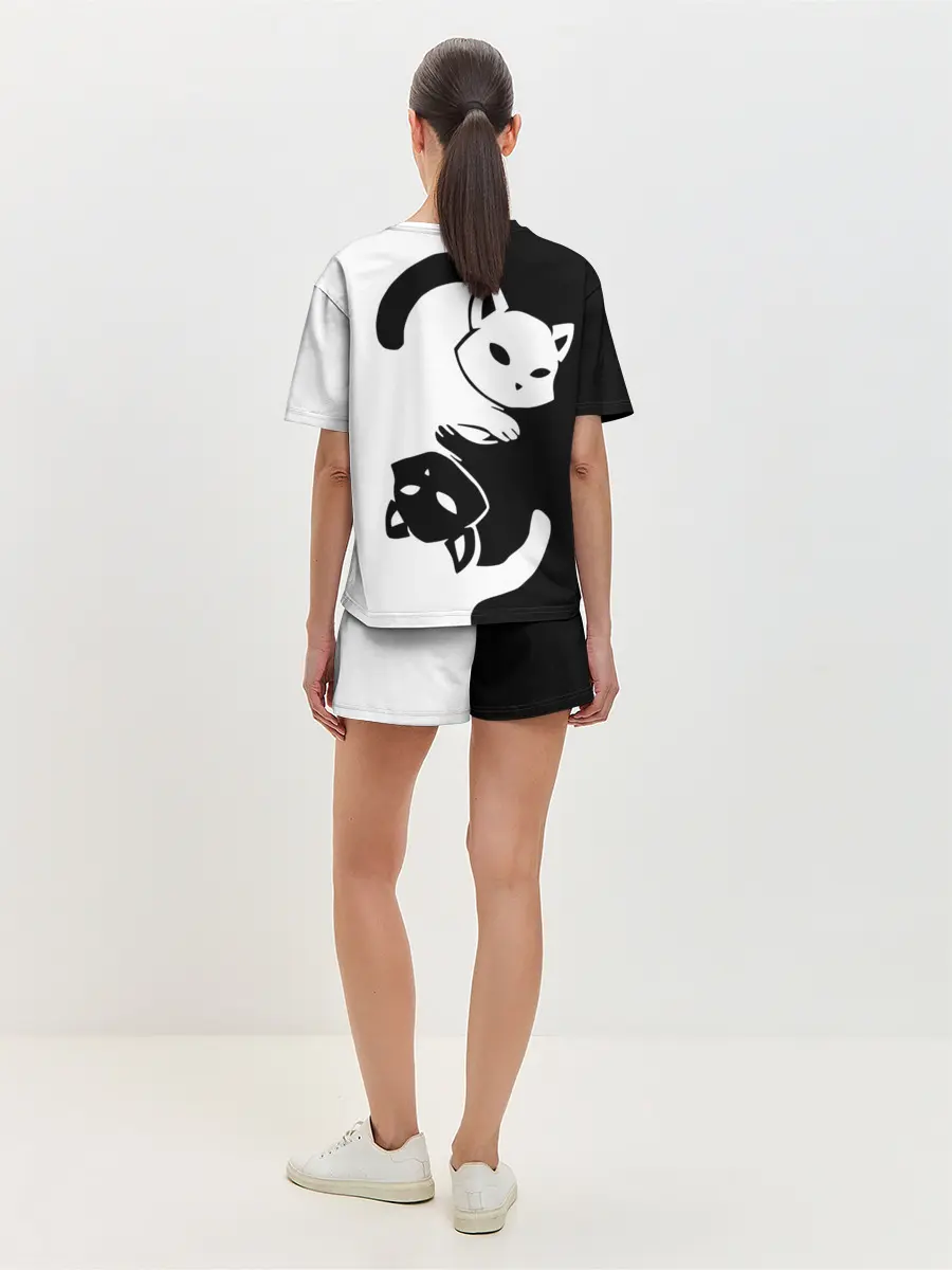 Женская пижама с шортами / Черный и белый кот кувыркаются.