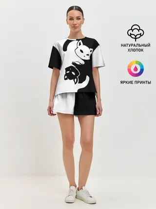 Женская пижама с шортами / Черный и белый кот кувыркаются.