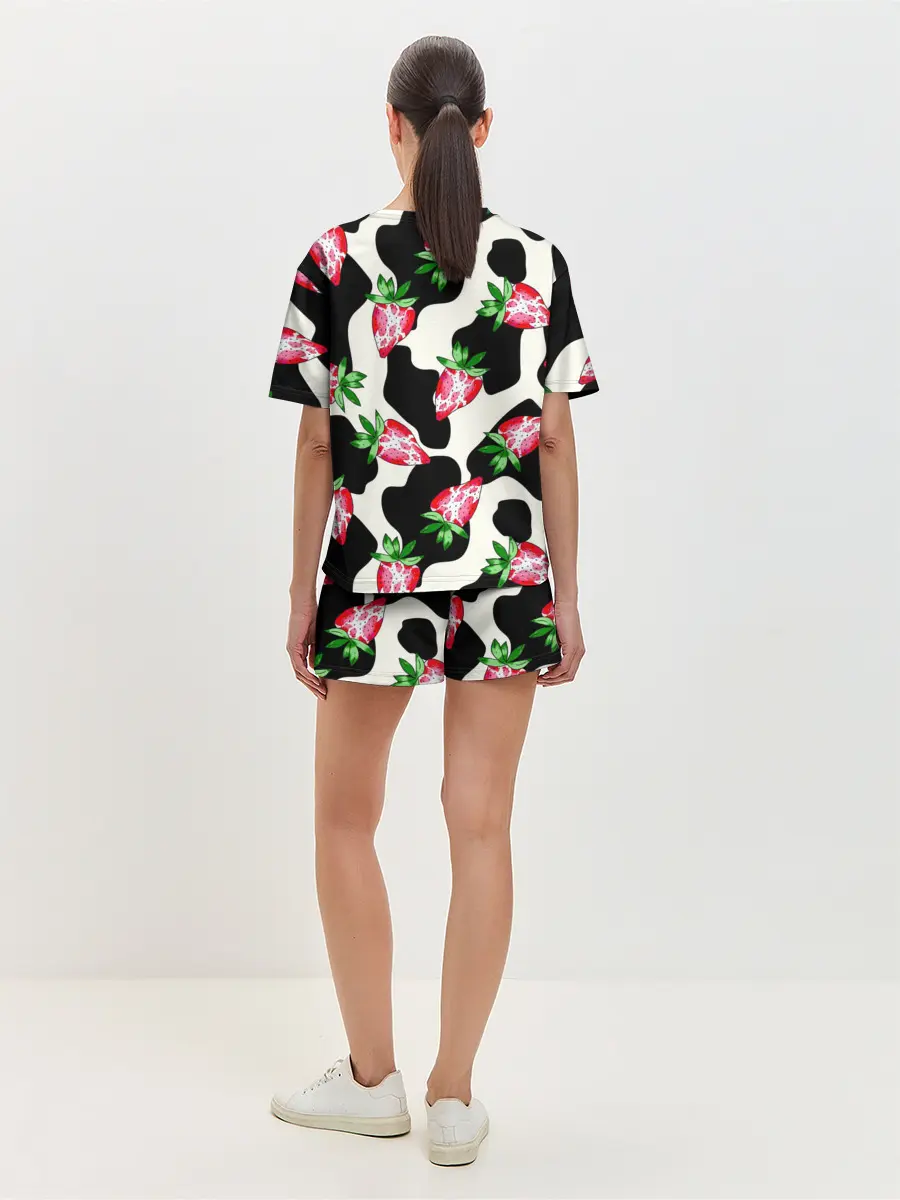 Женская пижама с шортами / Клубника на коровьей шкуре