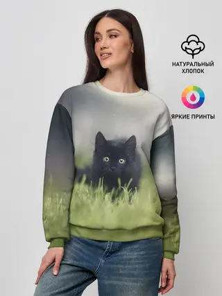 Женский свитшот / черный кот на лугу