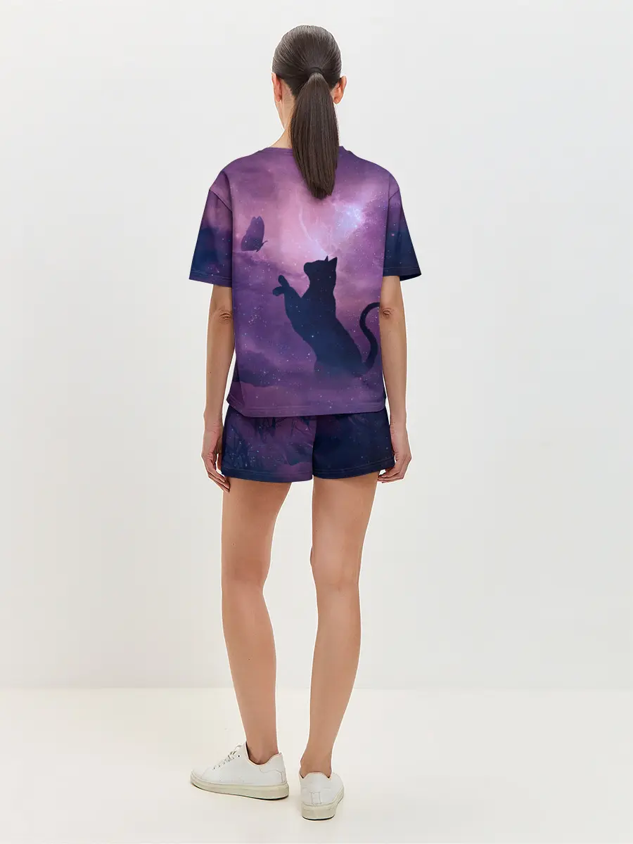 Женская пижама с шортами / Кошка играет с бабочкой