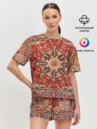 Женская пижама с шортами / Ковер на стене