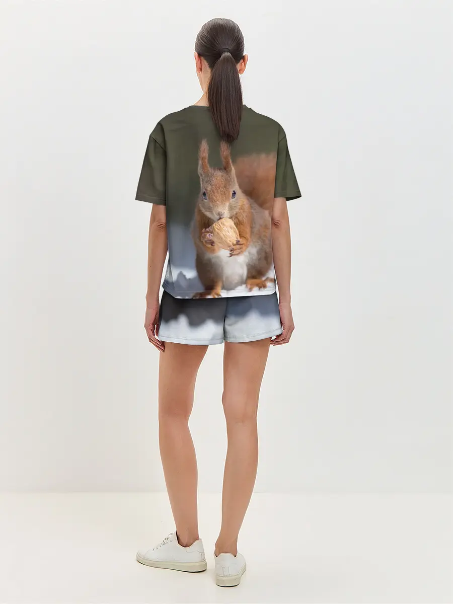 Женская пижама с шортами / белка с орехом на снегу