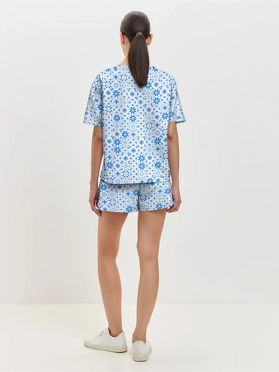 Женская пижама с шортами / Орнамент снежинки
