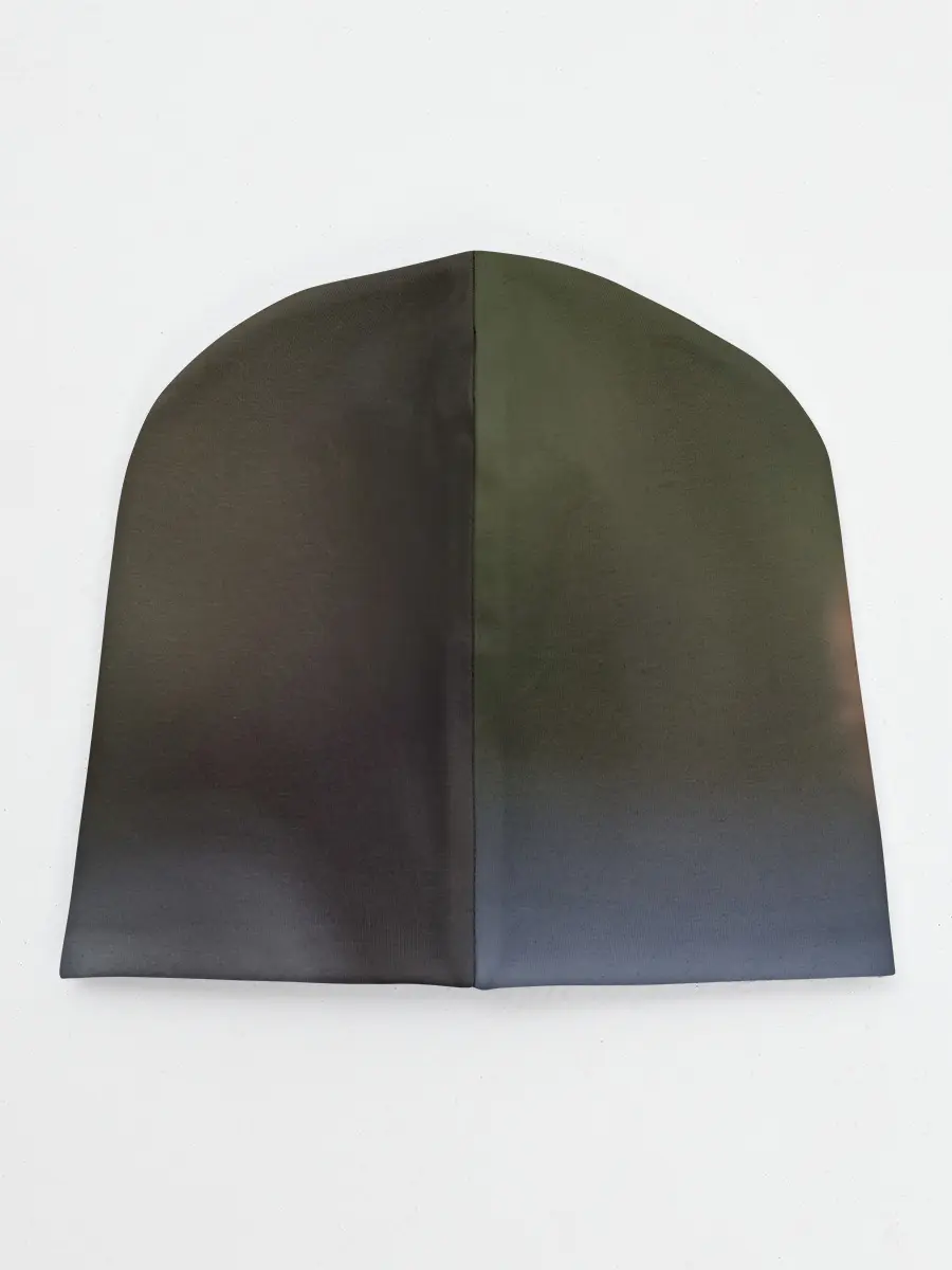 Детская шапка / белка с орехом на снегу