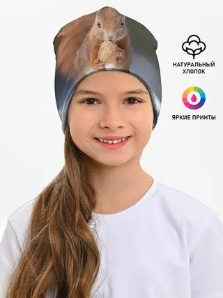 Детская шапка / белка с орехом на снегу