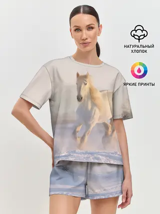 Женская пижама с шортами / Белая лошадь на снегу