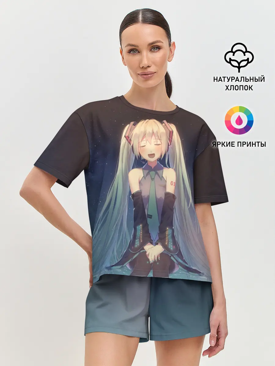 Женская пижама с шортами / Хатсуне сидит прикрыв глаза