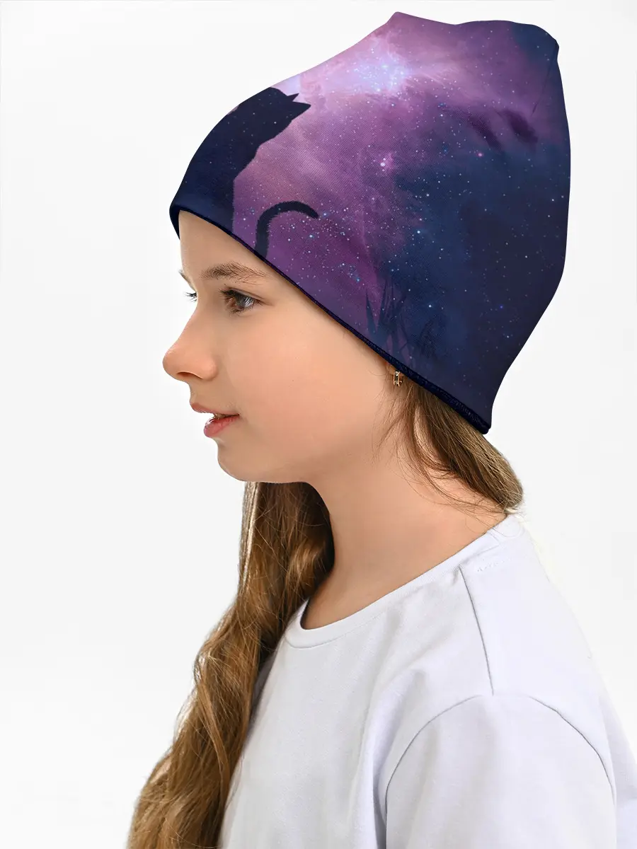 Детская шапка / Кошка играет с бабочкой