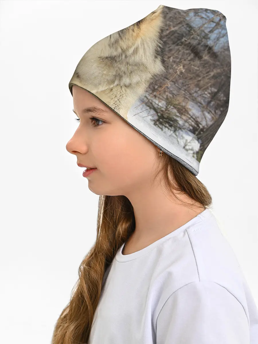 Детская шапка / Волк лежит на снегу