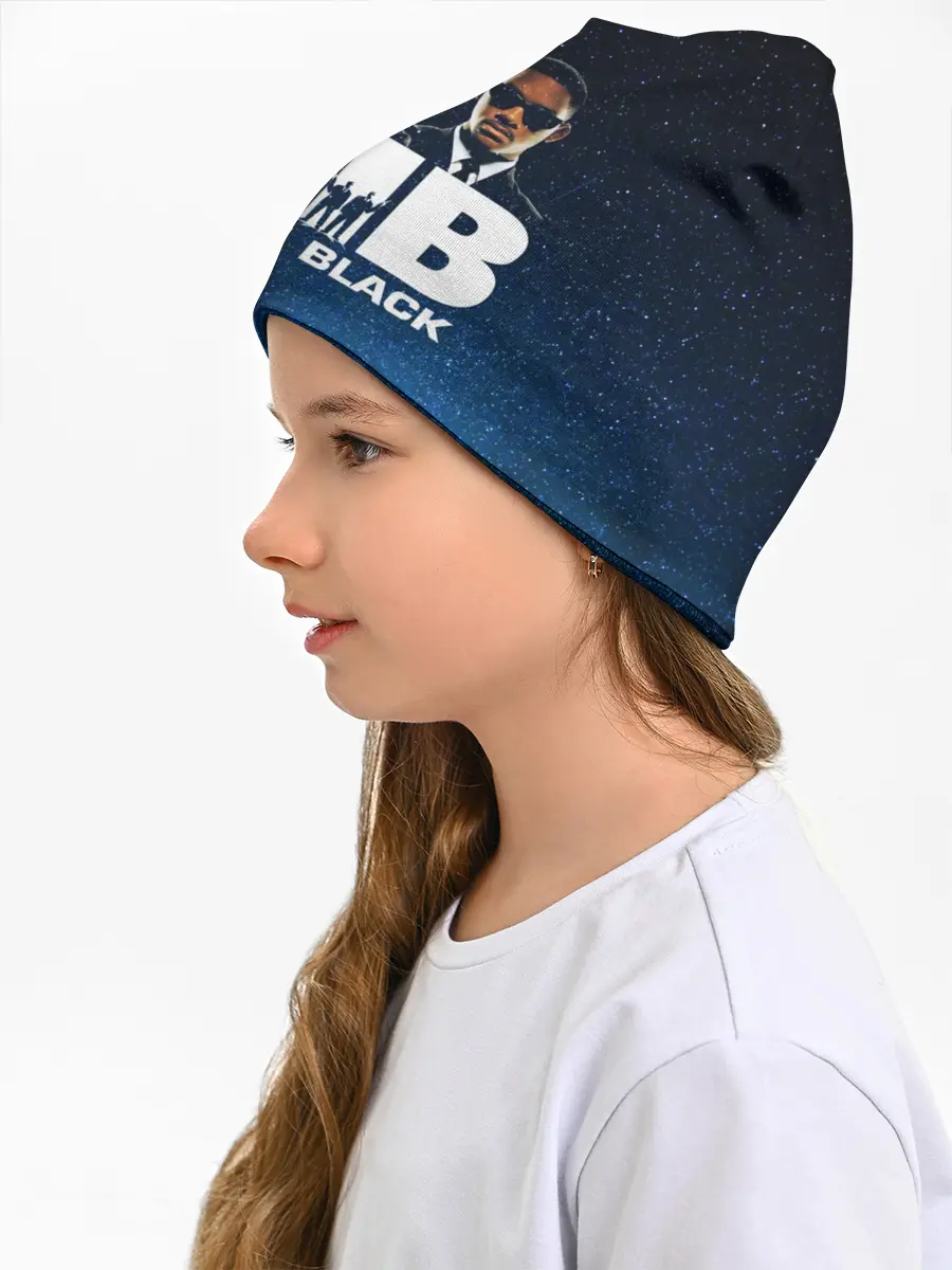 Детская шапка / люди в черном