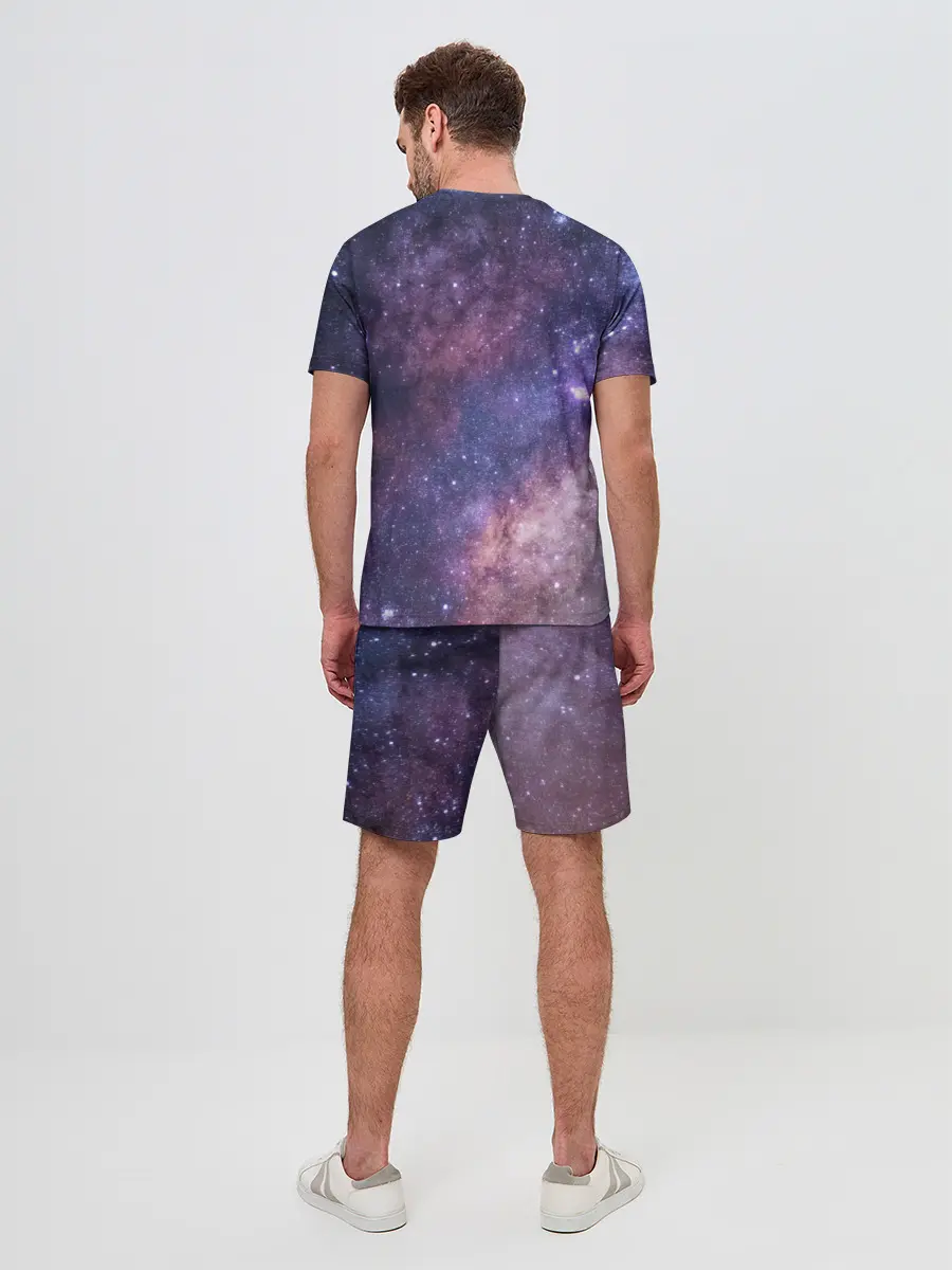 Мужской костюм с шортами / идущий к реке