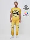 Мужская пижама с брюками / Лучше старенький ТТ... желтый фон