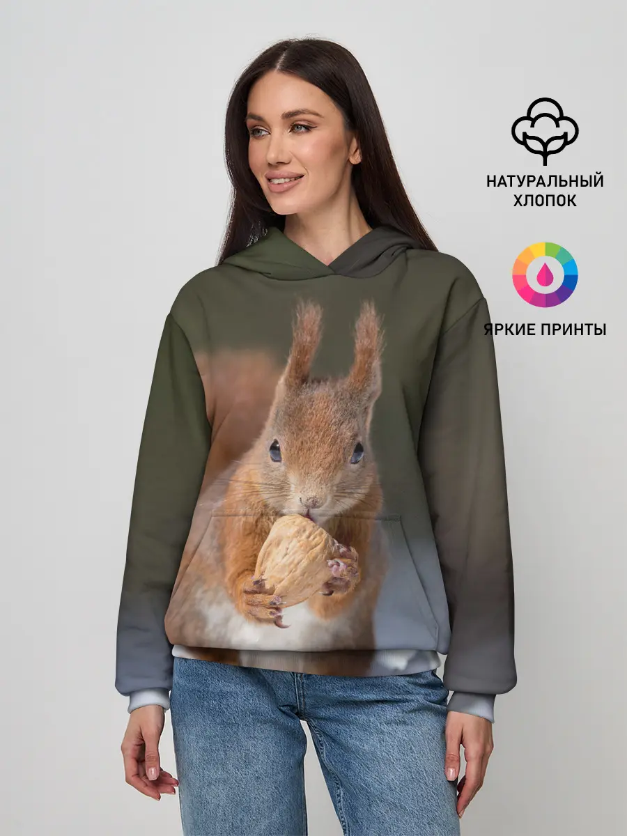 Женское худи / белка с орехом на снегу
