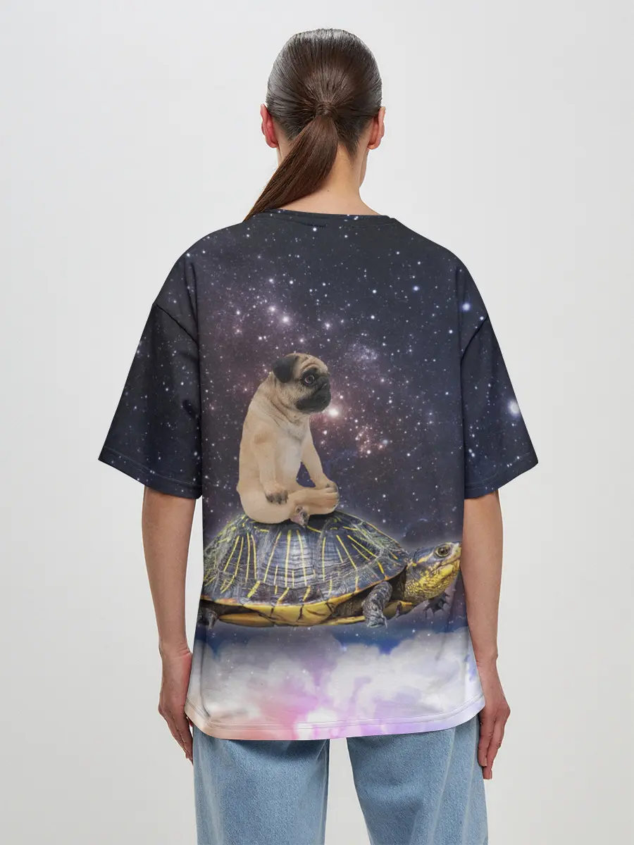 Женская футболка оверсайз / Мопс на черепахе в космосе