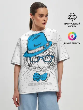 Женская футболка оверсайз / Белый тигр в синей шляпе