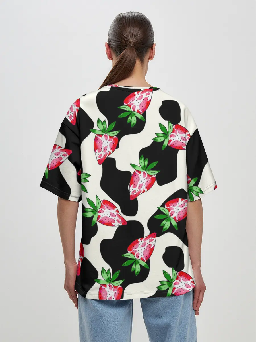 Женская футболка оверсайз / Клубника на коровьей шкуре