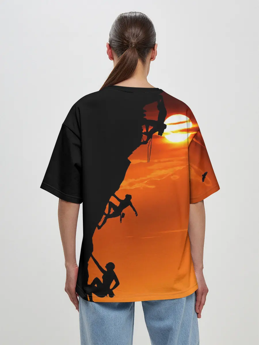 Женская футболка оверсайз / СКАЛОЛАЗЫ В ЗАКАТЕ