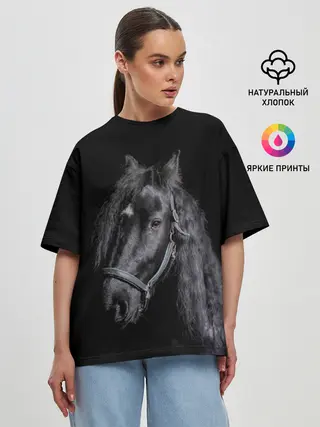 Женская футболка оверсайз / Лошадь на черном фоне