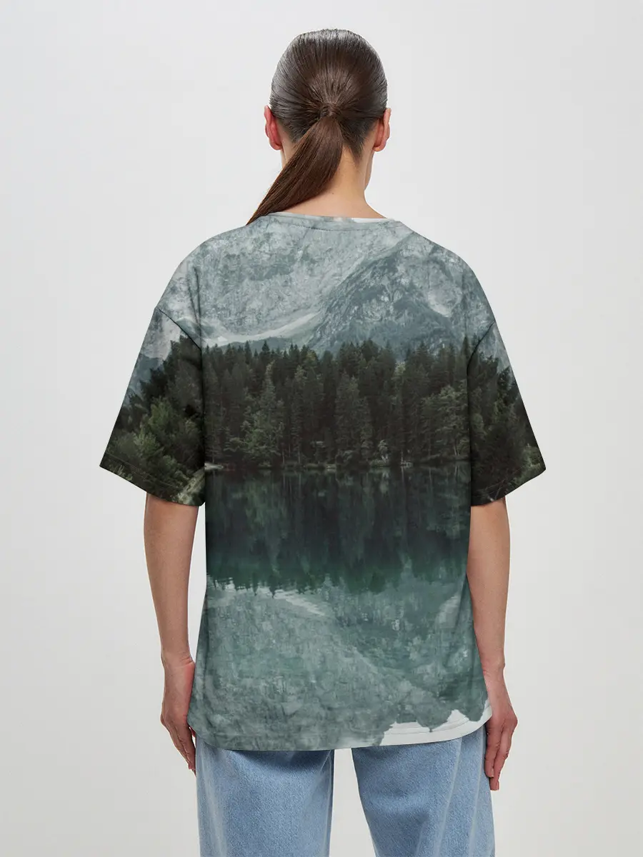 Женская футболка оверсайз / отражение горы в озере
