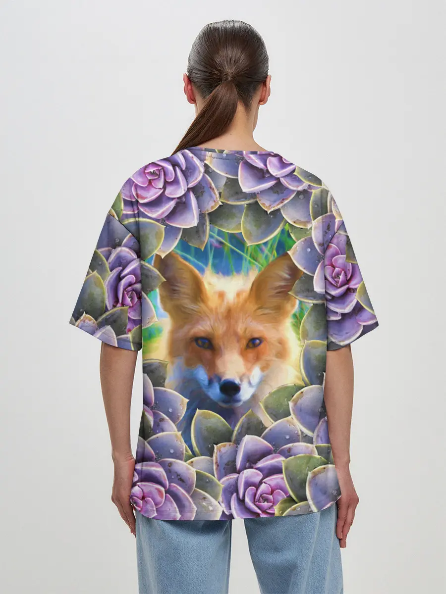 Женская футболка оверсайз / Лиса среди цветов