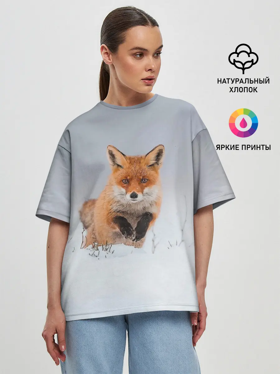 Женская футболка оверсайз / Лисица прыгает по снегу