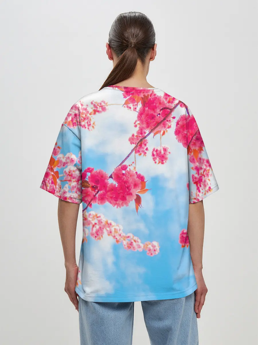 Женская футболка оверсайз / Цветение Вишни