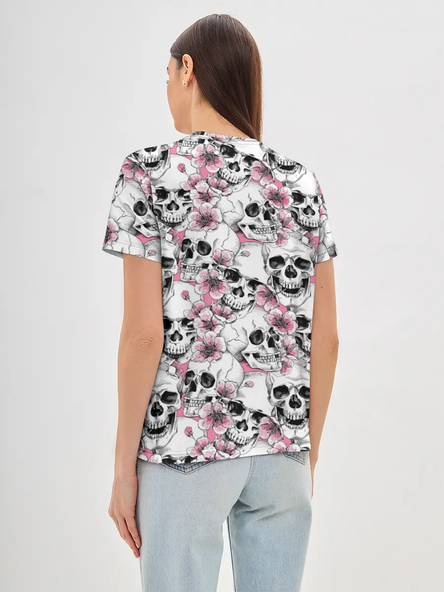 Женская базовая футболка / Черепа в цветах
