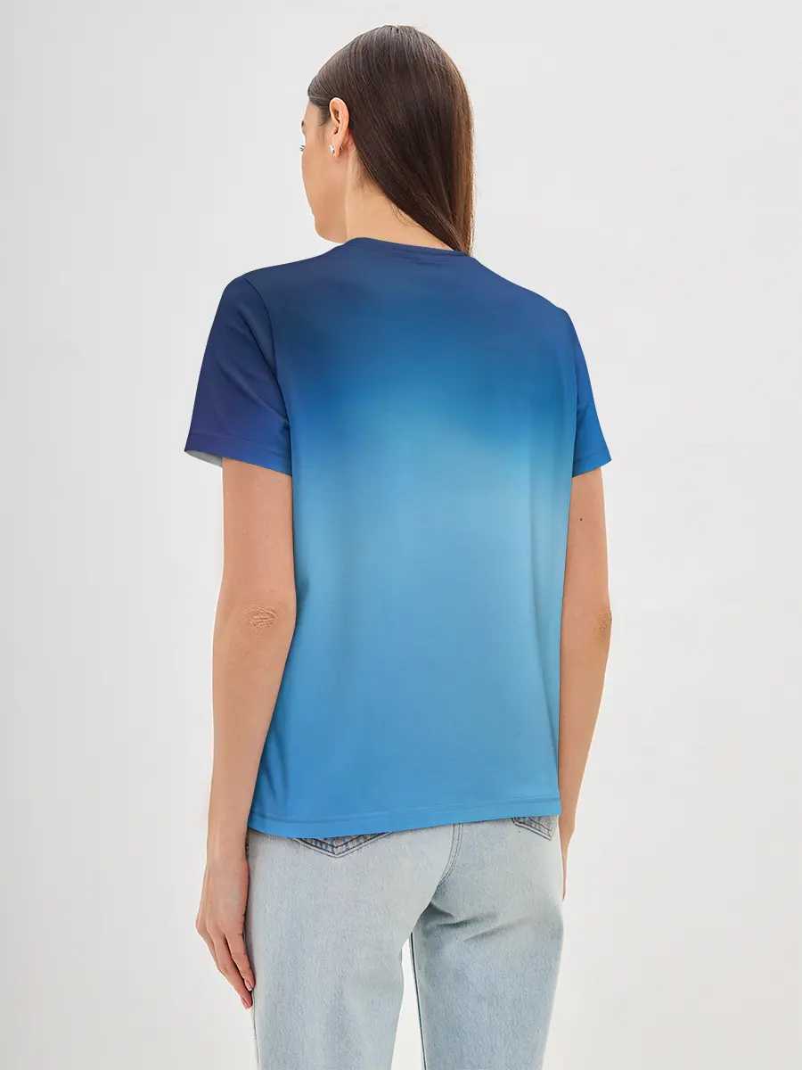 Женская базовая футболка / Пикник в руках Великана