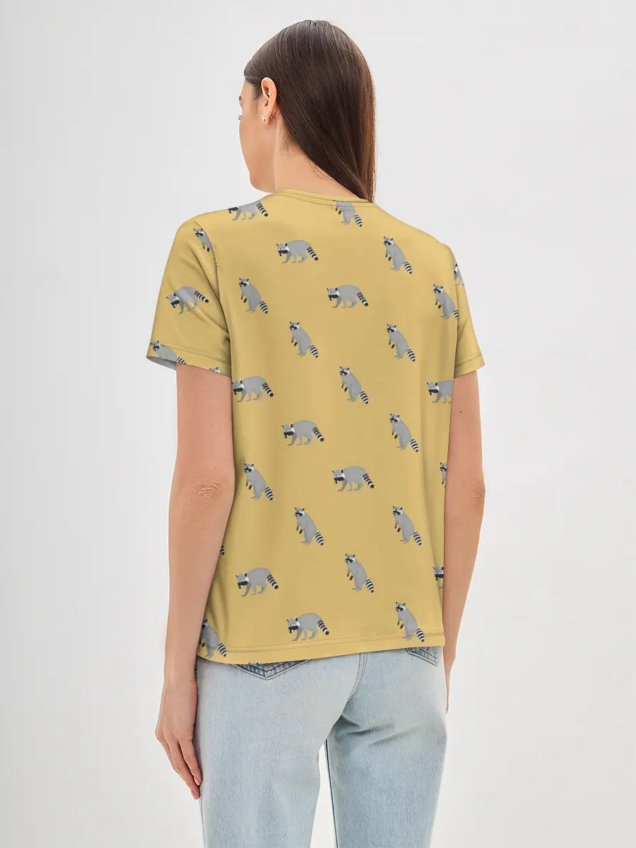 Женская базовая футболка / Еноты паттерн