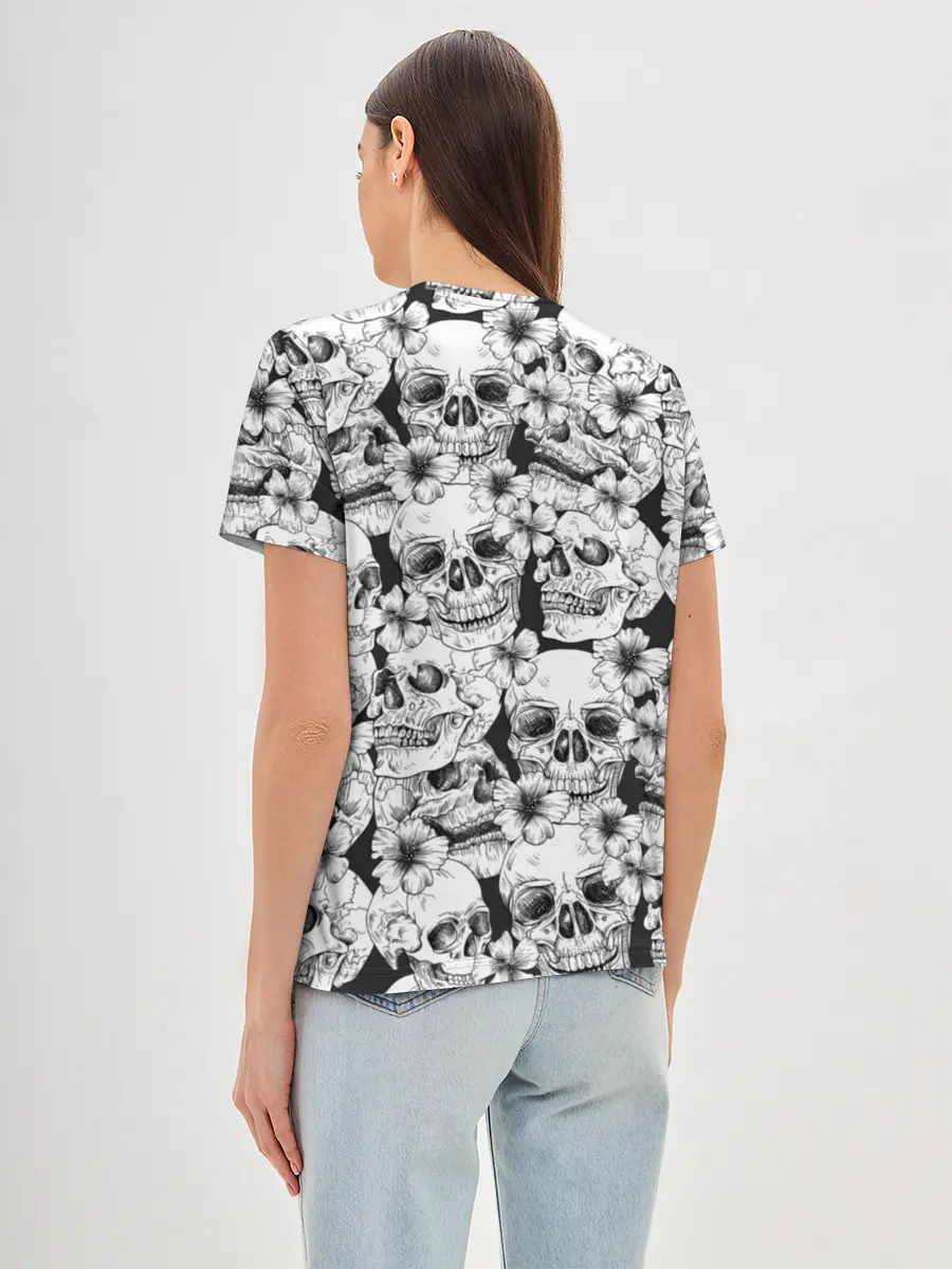 Женская базовая футболка / Черепа в цветах
