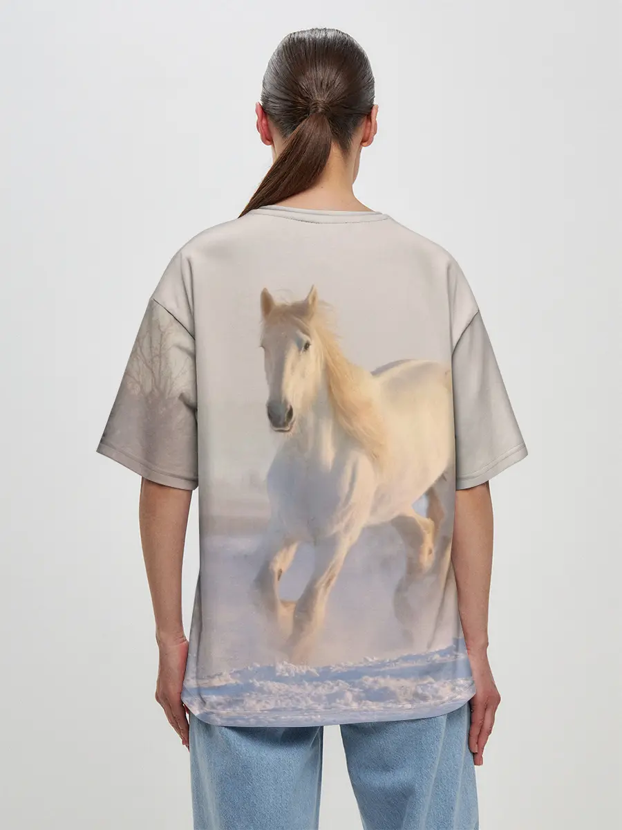 Женская футболка оверсайз / Белая лошадь на снегу