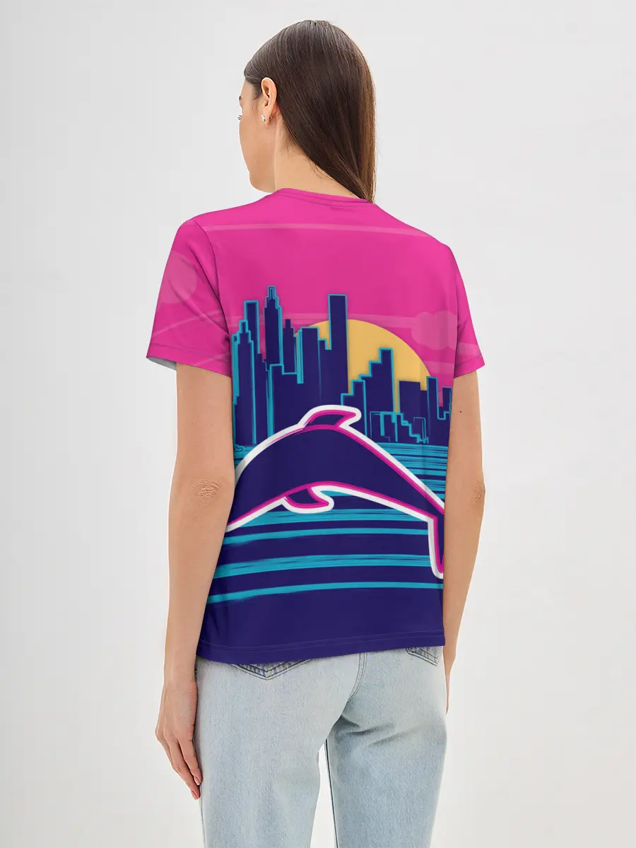 Женская базовая футболка / Ретро дельфин