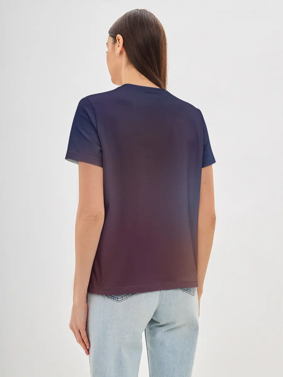 Женская базовая футболка / Konosuba с посохом