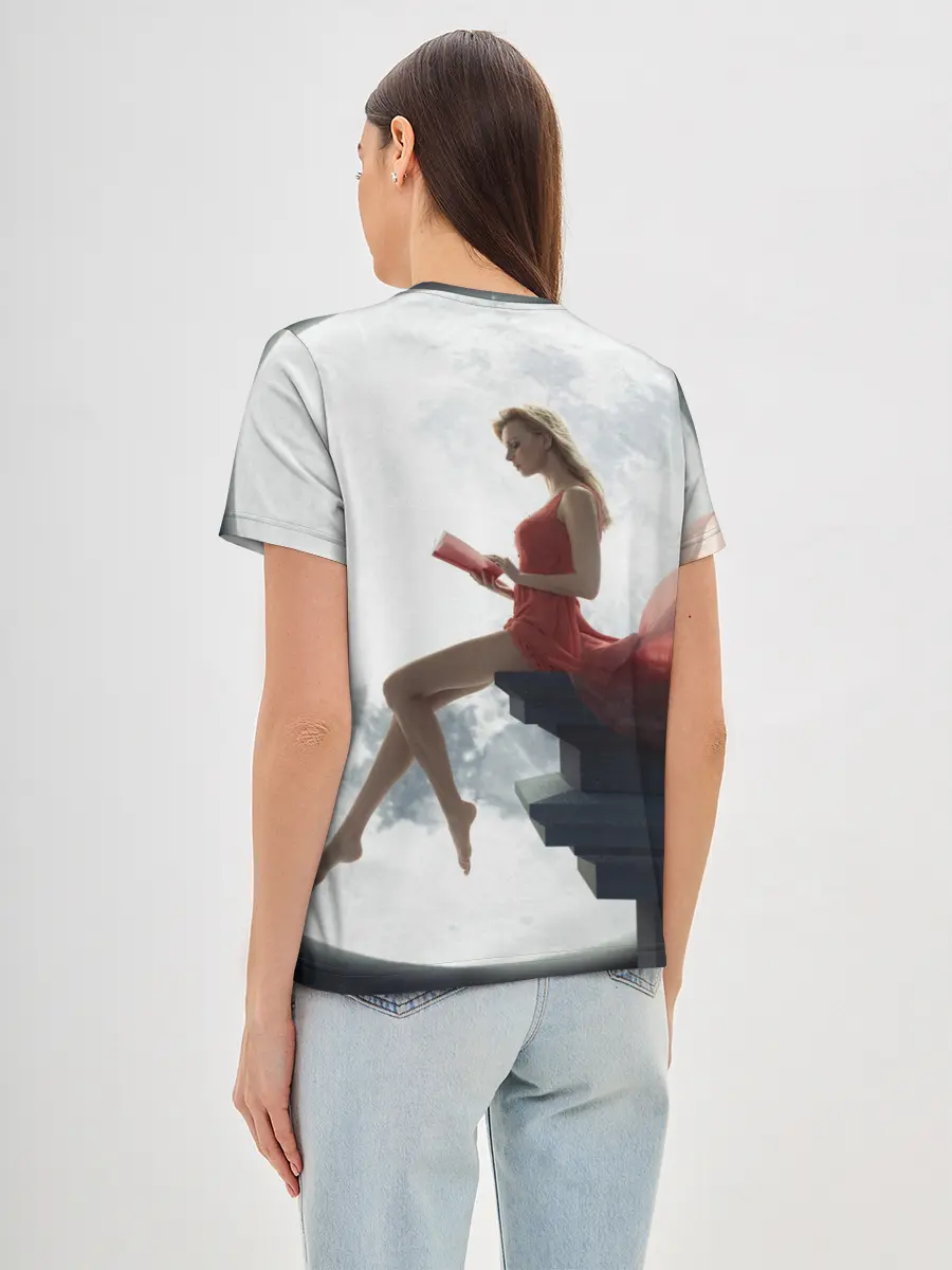 Женская базовая футболка / На Луне