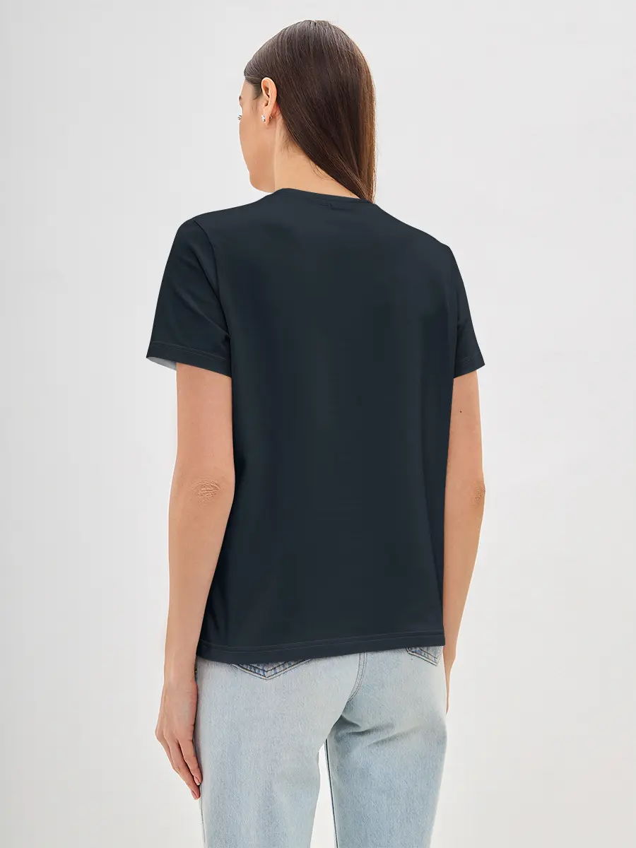 Женская базовая футболка / ДЕЛОРЕАН СКВОЗЬ ТКАНЬ