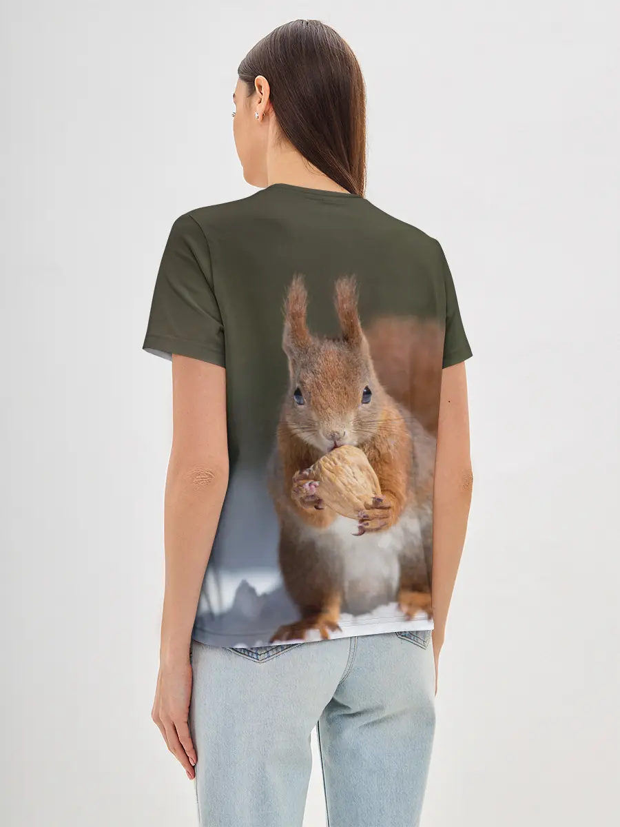 Женская базовая футболка / белка с орехом на снегу