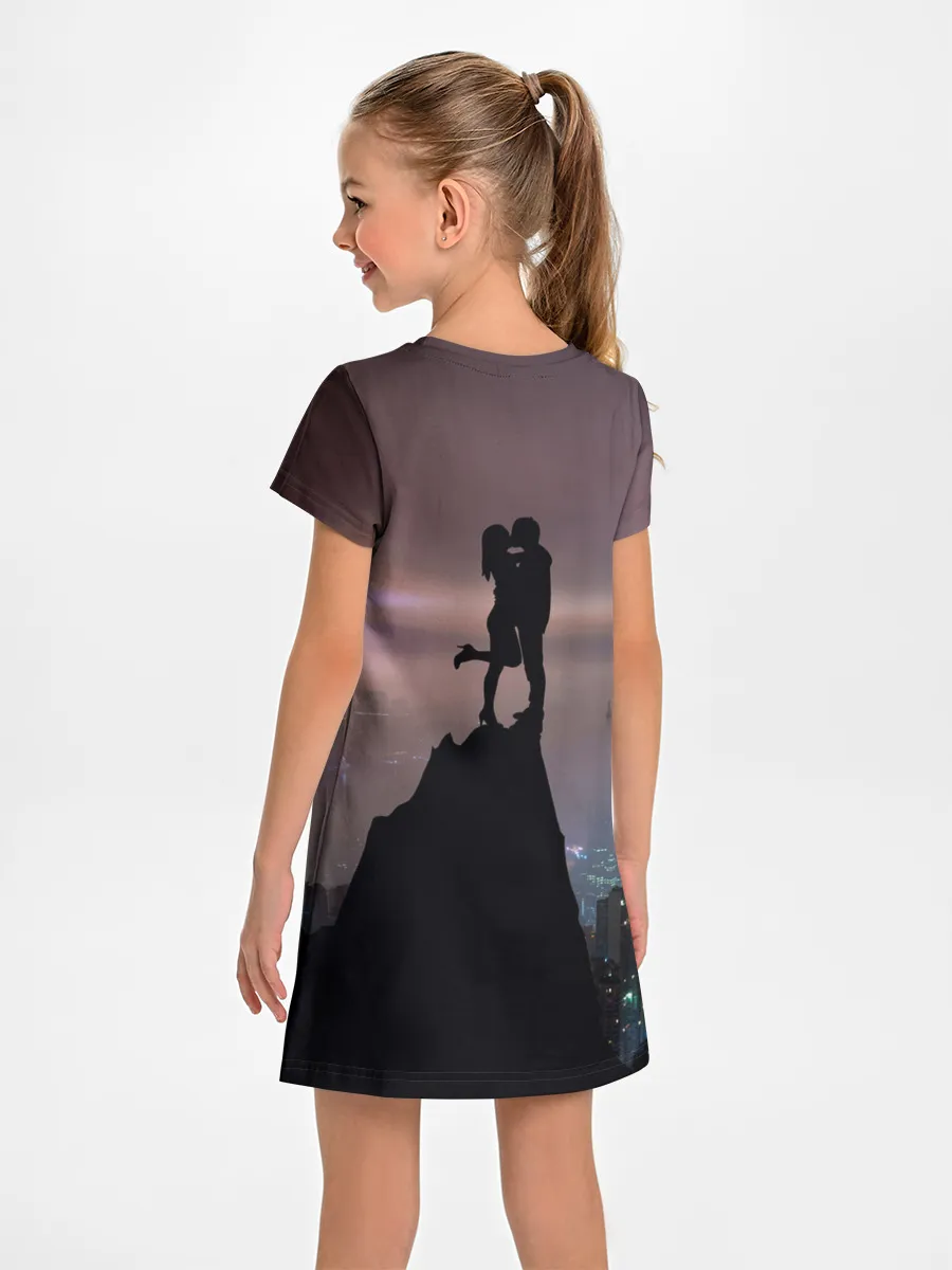 Детское платье / Влюбленные на фоне города