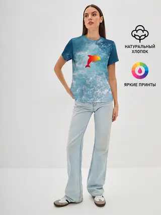 Женская базовая футболка / Дельфин в море