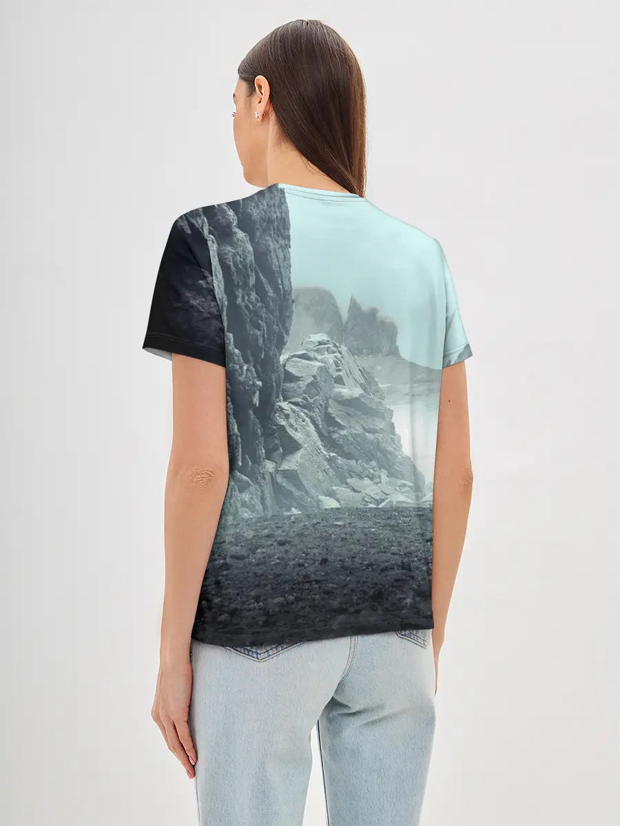 Женская базовая футболка / Волк в горах