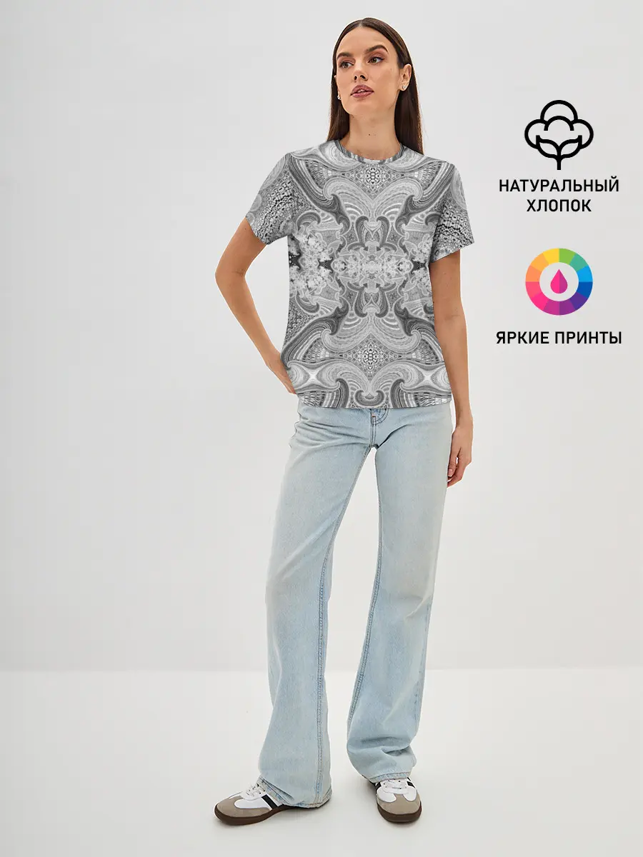 Женская базовая футболка / Черно-белый абстрактный узор.