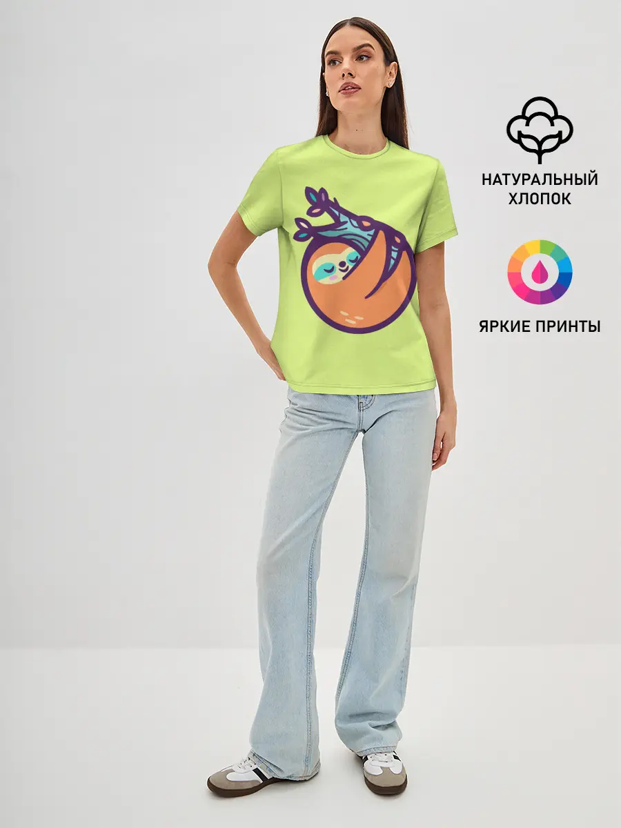 Женская базовая футболка / Ленивец спит на ветке рисунок