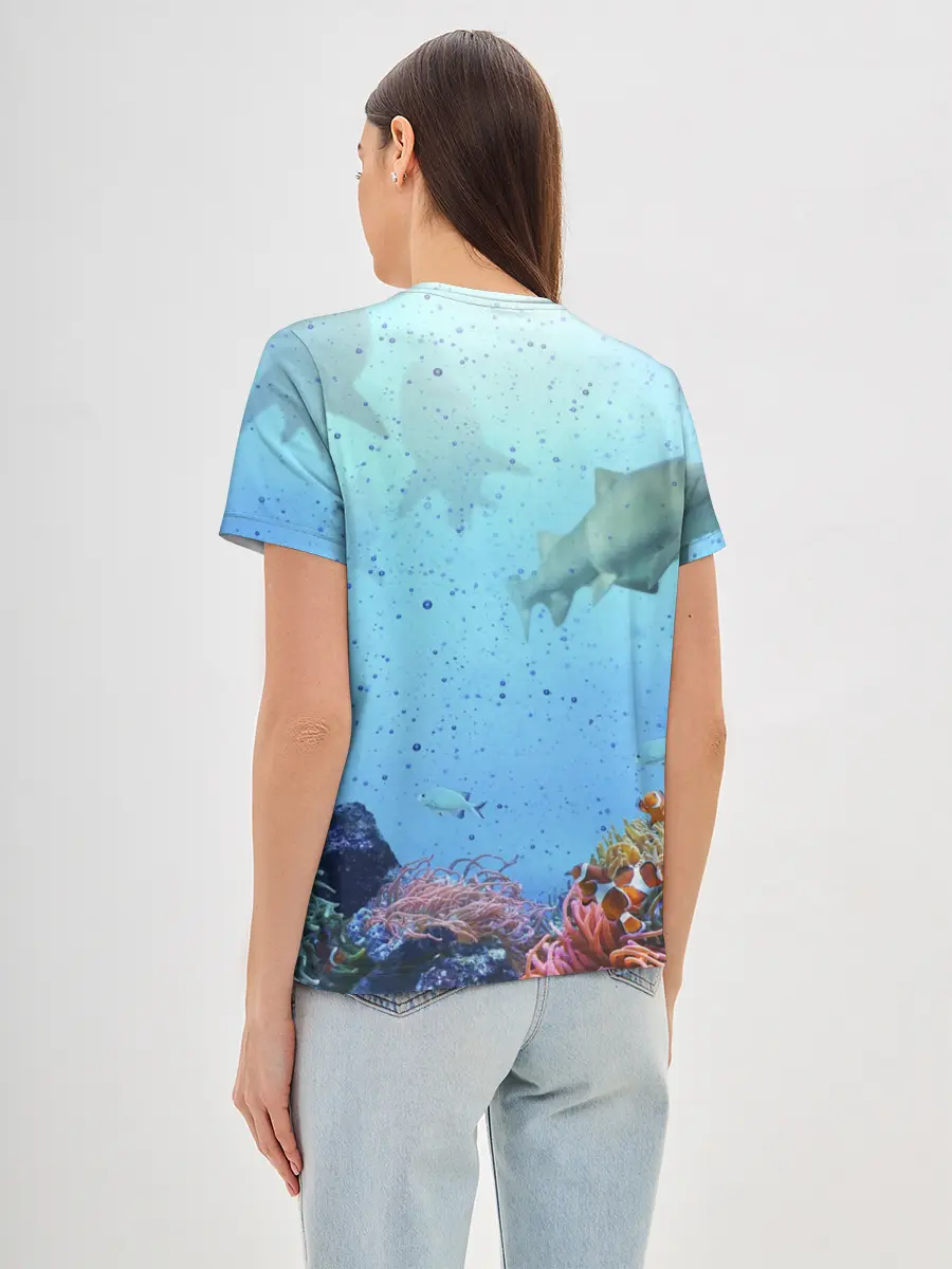 Женская базовая футболка / акулы