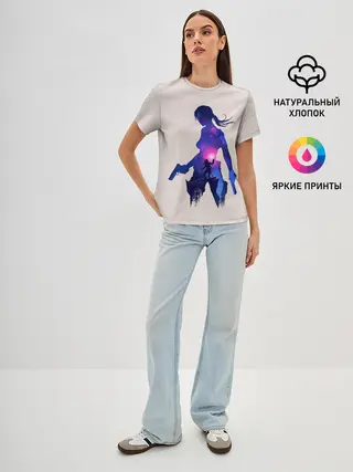 Женская базовая футболка / Лара с оружием